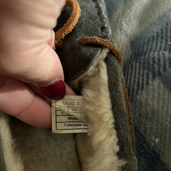 Ugg slippers moccasins GRAY size 6 in womens - Picture 3 of 3